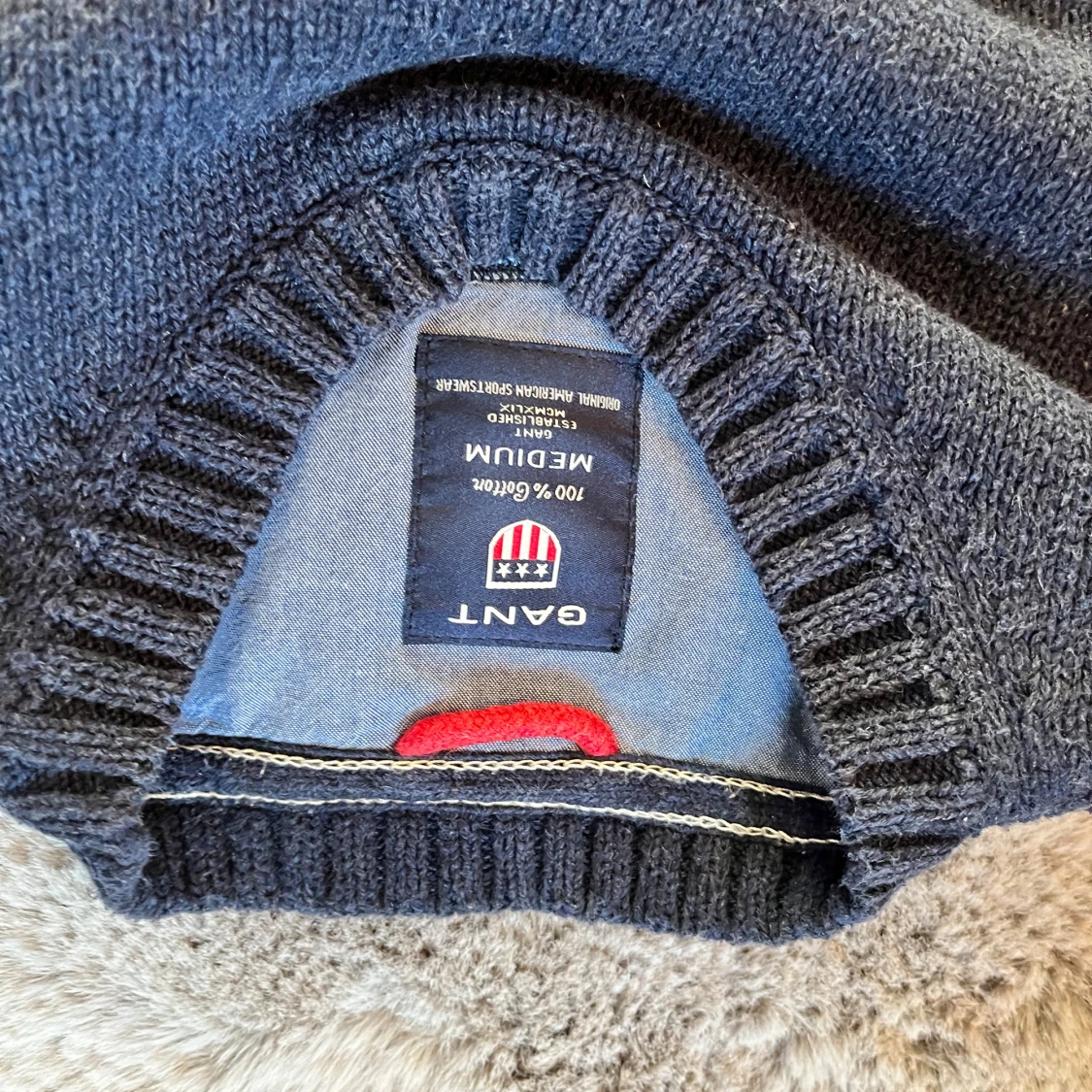 Mörkblå stickad tröja från GANT - 1