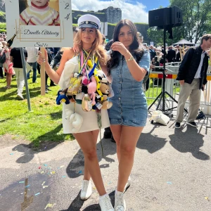  jeansklänning från Zara  - Säljer denna fina  jeansklänning från Zara med korta ärmar. En super stilren klänning och passar perfekt för sommaren. Den är i storlek L, ganska liten i storlek. Den är använd en gång och köptes för 599kr förra sommaren, därför finns den inte kvar på hemsidan längre. 💙