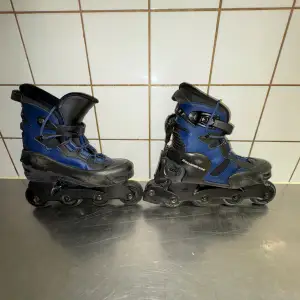 Säljer ett par robusta inlines från Rollerblade i blått och svart. De har justerbara spännen och snörning för optimal passform. Perfekta för både nybörjare och erfarna åkare som vill ha en stabil och bekväm åktur.