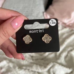 Glittriga örhängen från ur&penn - Jag säljer helt nya eleganta glittriga örhängen som är formade som en fyrklöver till ett strålande pris! Köp innan de blir utsålda🌸💕