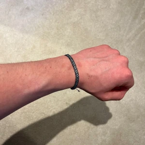 Armband herr - Säljer sjukt snyggt armband. Sjukt eftertraktat så passa på. Vid minsta fråga eller fundering hör av er🤝