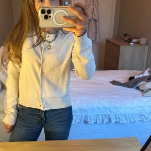 Beige kofta med knappar - Säljer en vit kofta med knappar framtill. 