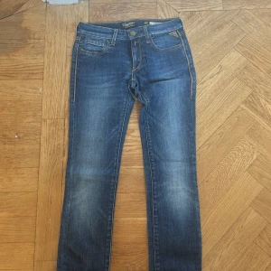  Replay jeans  - Snygga Replay jeans med klassisk femficksdesign och kontrastsömmar. De har en knapp och dragkedja framtill. Perfekta för en avslappnad stil.