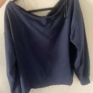 Sweatshirt - En mörkblå sweatshirt från Gina Tricot💕