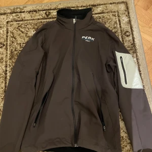 Brun jacka från Peak Performance - brun jacka från Peak Performance 🙏knappt använd passar på mig som är 158 och min kille som är 180
