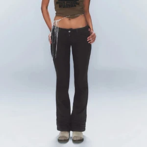 Svarta bootcut byxor - Snygga svarta bootcut byxor med låg midja. Byxorna har en klassisk femficksdesign och är perfekta för en avslappnad stil. De är tillverkade i ett mjukt material som ger en bekväm passform.