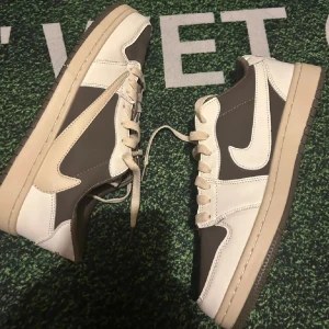 Jordan 1 low X Travis Scott - Helt oanvänd 