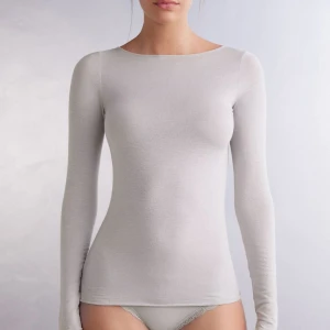Ljusgrå långärmad tröja från Intimissimi - Säljer en grå långärmad tröja från Intimissimi, tillverkad i en cashmirblandning. Storlek S, bra skick