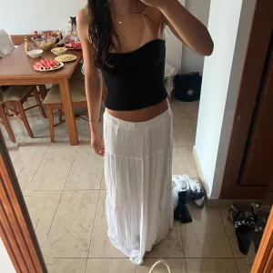 Vit långkjol  - Vit långkok från stradivarius!! Kjolen är uppsydd och passar mig som är ca 168🤍hör av dig vid frågor eller för bilder där kjolen är uppsydd!!