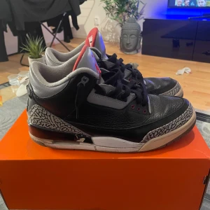 Jordan 3 black cement 2011 - Jordan 3 black cements i ganska risigt skick men bra helhetsintryck, fyller fortfarande funktioner lixom, dom är ju som sagt från 2011, säljes för dom är för små, skickar med replacement box 