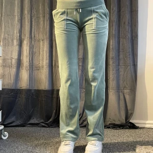 Gröna byxor från Juicy Couture - Snygga gröna byxor från Juicy Couture. Använda en del men fortfarande i väldigt fint skick!