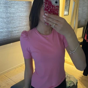 Rosa topp från ONLY - Nästan aldrig använd, storlek M 