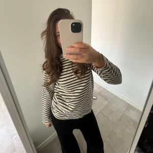 Randig långärmad tröja - Säljer en randig tröja med svart och vit design.  Från ginatricot🥰nästintill oanvänd 🥰