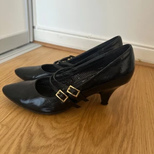 Vintage klackar  - Super söta svarta klackar från Roots! Köpa begagnade men jag har aldrig använt dem. Super fint skick! Storlek 38 men jag skulle säga mer åt 37 hållet. ⭐️💗