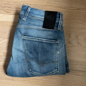 Replay jeans  - Snygga blå jeans från Replay med en klassisk femficksdesign och en diskret logga på bakfickan. Priset är inte hugget i sten och skicket är 9/10! Hör av er vid minsta fråga!😁