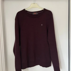 Vinröd tröja från Morris - Säljer en stilren vinröd tröja från Morris i 100% merinoull. Tröjan har en liten broderad logga på bröstet. Det är storlek M men den sitter som en S. tröjan är riktigt len och skön att ha på sig. Tröjan är i ny skick och har inga slitage!