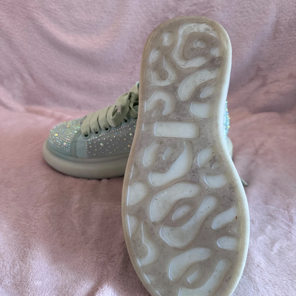 Glittriga sneakers med snörning - 1