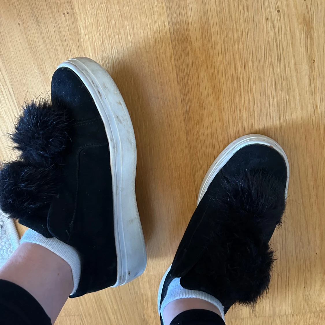 Svarta sneakers med pälsdetalj - 4