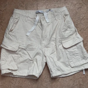 cargo shorts Bershka - Säljer ett par créme vita cargo shorts från Bershka, köpta 2023, helt slutsålda överallt🌸 de är i storlek L men passar mig jätte bra som brukar ha 36/38, plagget kommer nytvättad och sturken🌸