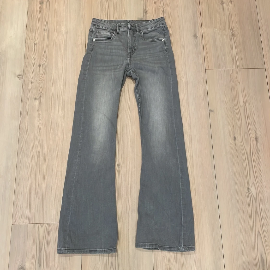 Grå bootcut jeans från Kappahl