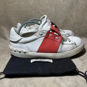 Valentino opens - PRISET ÄR INTE PRUTBART | Snygga Valentino opens (saknar innersulor) men man kan använda dem utan innersulor eller köpa andra sulor och lägga i  | Storleken är 39, kan fixa innermått | Skicket är sådär här lite defekter, kom privat så skickar jag fler bilder. Dustbag ingår | Hör av er vid frågor eller funderingar.