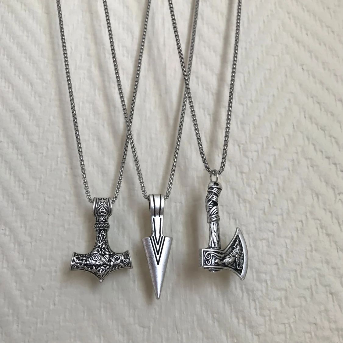 Tre halsband med vikingainspirerade hängen - 4