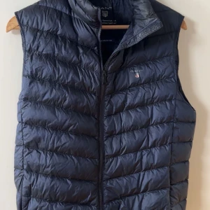 Gant väst - Säljer denna Gant väst i storlek M, tunn och skön till vår/höst och i bra skick: 9/10
