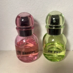 Parfymduo från H&M: Berries och Pear - Två parfymer från H&M. Säljer en för 25kr eller båda för 45kr. Den rosa är knappt använd och den gröna är använd några gånger. 💕
