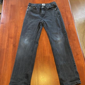 Svarta jeans från Lager157 - Snygga svarta jeans från Lager 157  De har en rak passform och är perfekta för en avslappnad stil. Jeansen har en knapp och dragkedja framtill.