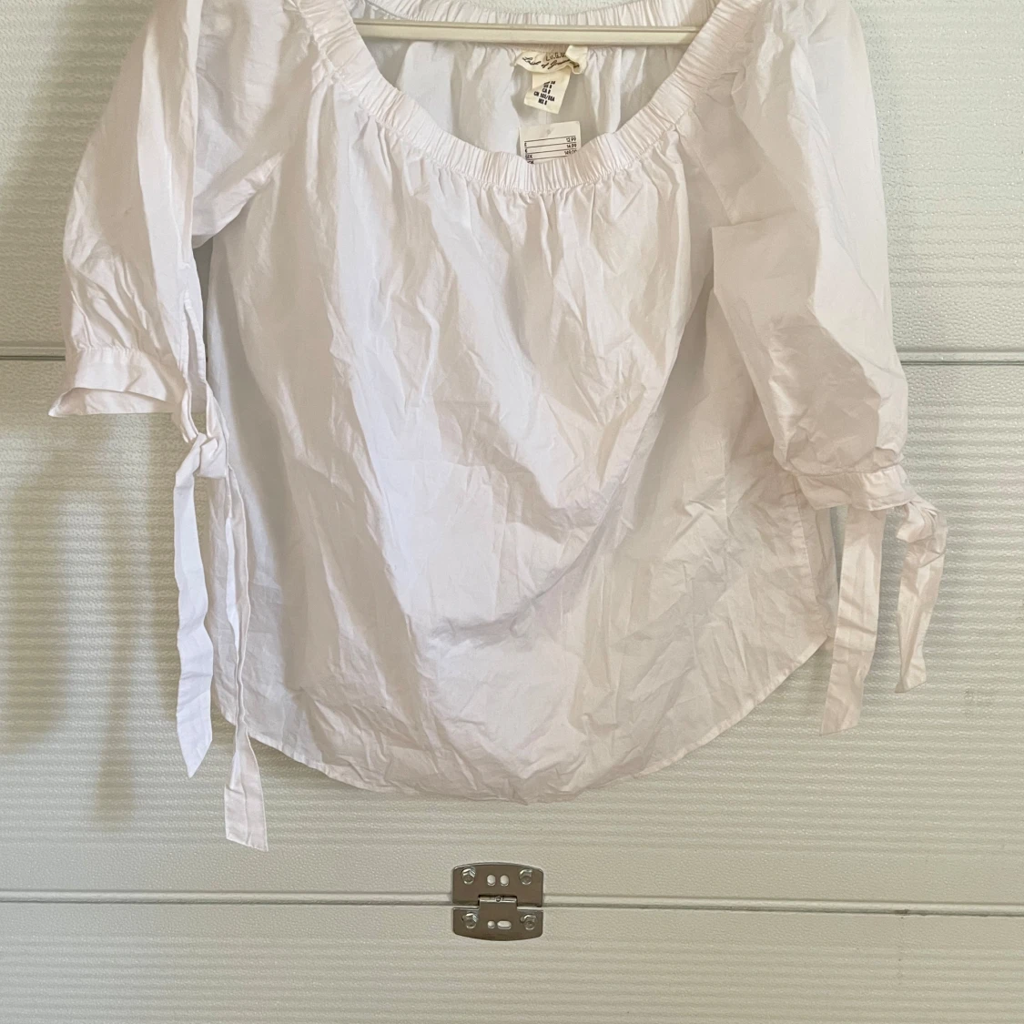 Vit blus med knytband - 1