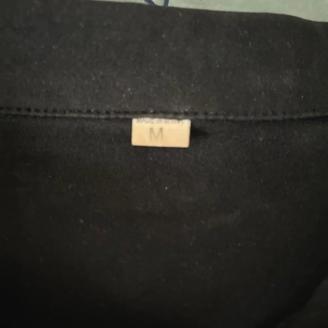 Svart kortärmad t-shirt med dragkedja - 1