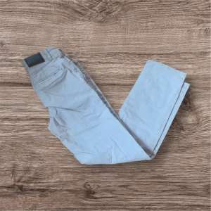 Beige vailent chinos från carlings - Snygga beige byxor från carlings i en klassisk stil. De har en midwaist design och är perfekta för en stilren look. Byxorna har en rak passform och är tillverkade i ett bekvämt material.