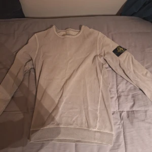 Stone Island Tröja Beige - Tröja i mycket bra skick. Har inte använt mycket. Färgen på tröjan är beige. Storlek S men är stor i storleken, kan passa folk med M.