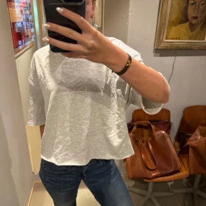 Grå t-shirt - Säljer en grå t shirt från zara, i ett tjockare material 