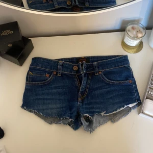 lowwaist jeansshorts - jätte coola jeansshorts från crocker, alrdig anvönda 💕