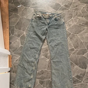 Blå jeansbyxor från Na-kd - Jag säljer nu mina jätte fina jeans från na-kd. St38 jätte fina jeans helt oanvända tyvärr va inte jeansen något för mig men väldigt fina, ny pris 700. Pris kan diskuteras 