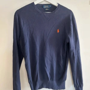 Mörkblå tröja Polo Ralph Lauren  - 🧵 Märke:Ralph lauren 📏 Storlek: S ✨ Skick: Mycket gott skick / Nästan som nya 🎯 Perfekta både till vardags och när du vill klä upp dig lite extra 📦 Snabb leverans – skickas samma dag! 💌 Har du frågor? Hör gärna av dig – svarar snabbt!. ✅Sjävklart äkta!