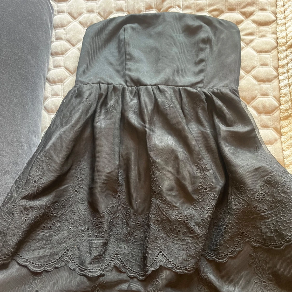 Svart volangklänning utan band  - 2