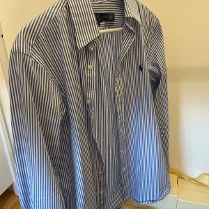 Ljusblå Polo Ralph Lauren skjorta - Väldigt fräsch har inte använt den näst nånting.