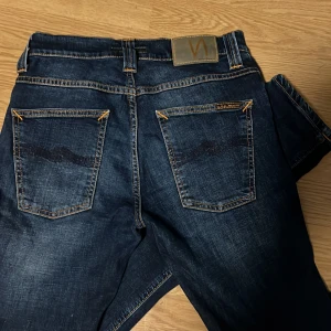 Nudie jeans - Ett par blåa nudie jeans i modellen grim Tim. De är i storlek w28 l 32 och är i mycket bra skick!😃