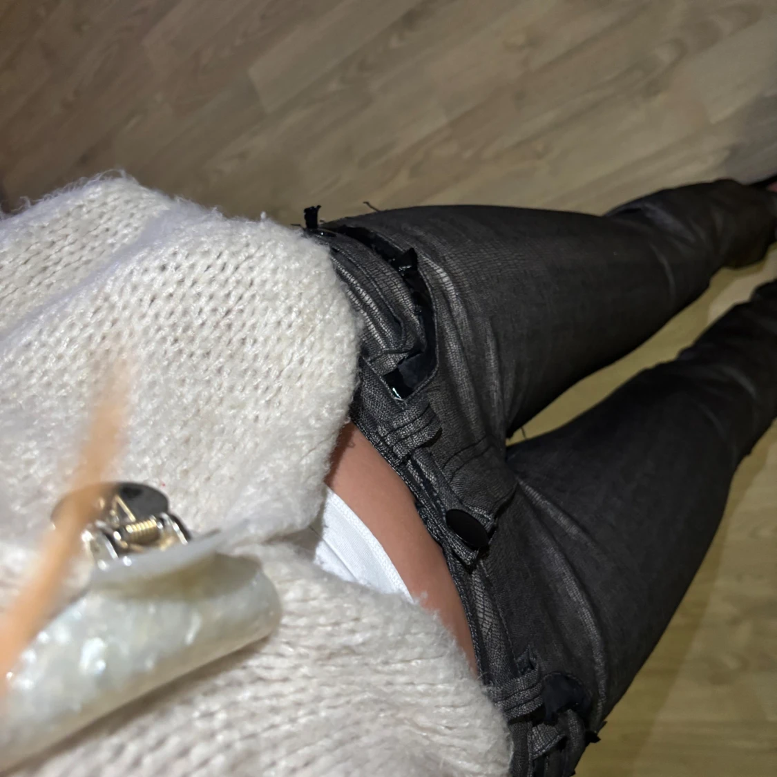 Skinnbyxor från SISSI med svarta detaljer - 1