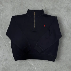 Polo Ralph Lauren Half zip, mörkblå - 📍Storlek: S  💪🏽Skick: Mycket bra!  📐Mått: Längd:54cm Axelbredd: 49cm  📎Material: 100% bomull  📦Skickar alltid inom 24h  💸Köp fler plagg för att få billigare pris  ✅Äkthetsgaranti