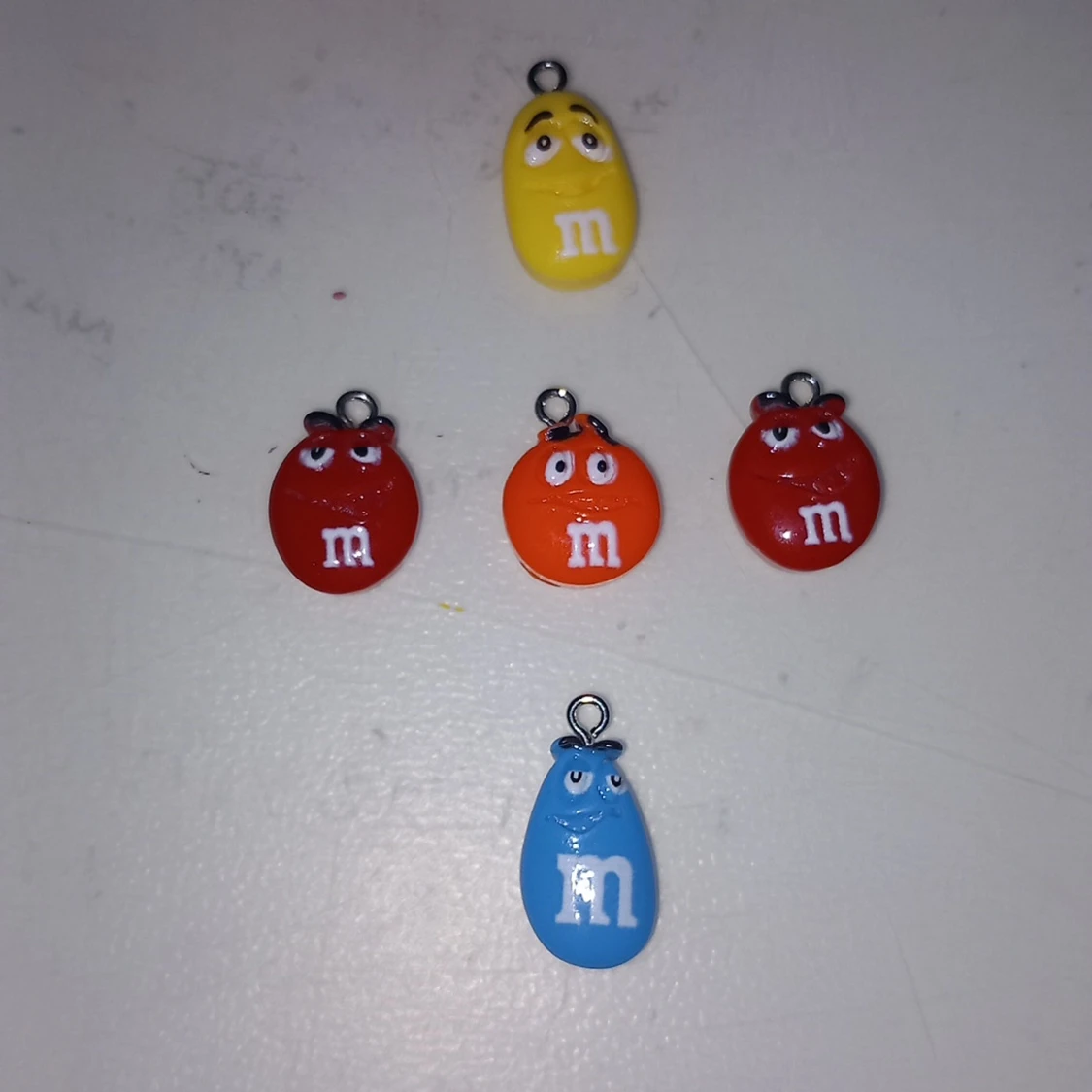 Färgglada M&M berlocker