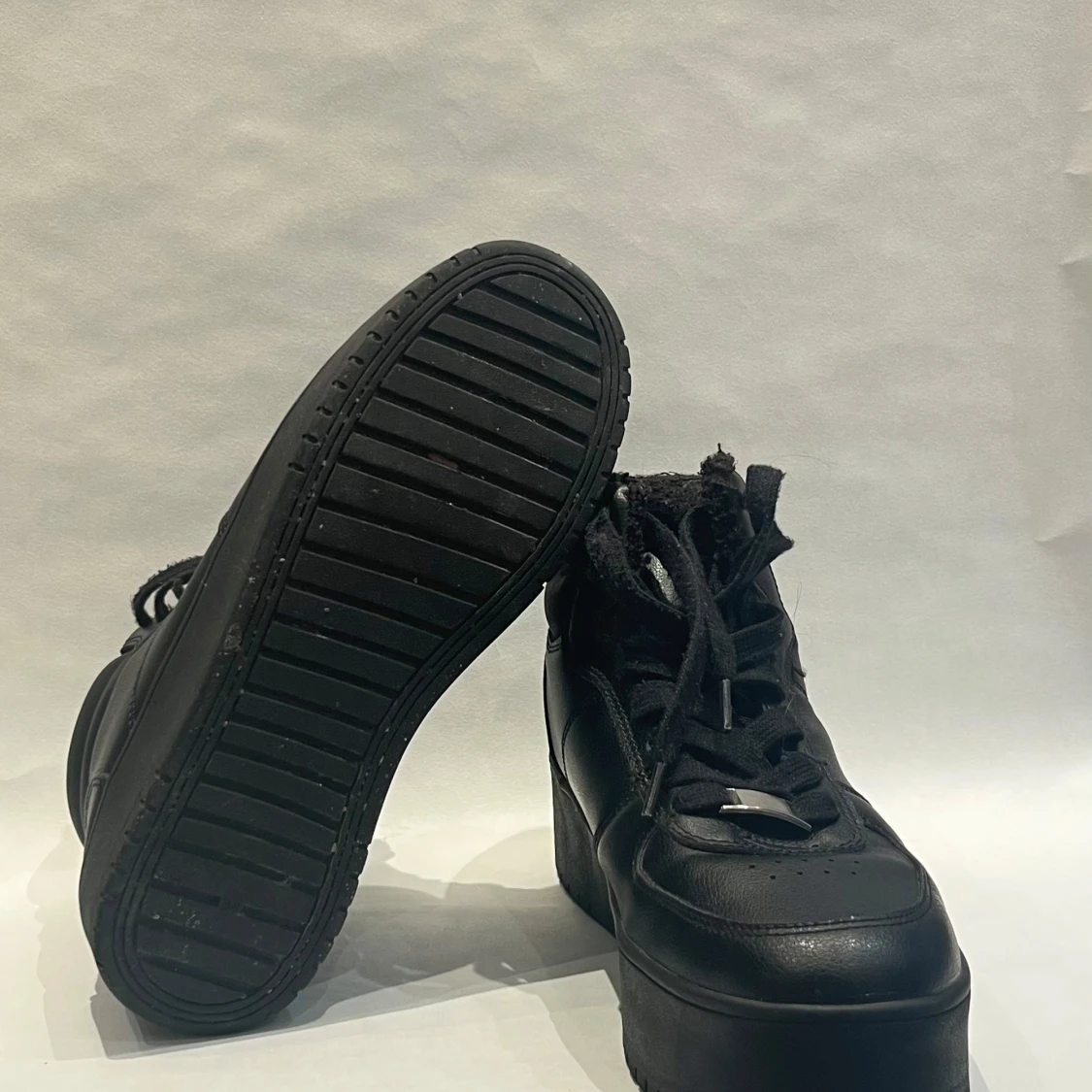 Svarta sneakers med platåsula, stl 38 - 2