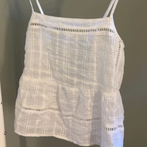 Vit linnetopp  - Superfin vit linnetopp från Gina Tricot i storlek XS. Aldrig använd❣️ passar lika bra som xxs ❣️