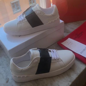 Valentino Opens  - Nu är dessa sjukt fräscha Valentina Open till salu. De är i rent nyskick, helt perfekta nu till svenska sommaren! De är självklart Äkta med kvitto som tydligt äktighetsbevis tveka inte att skriva vid minsta fundering!!