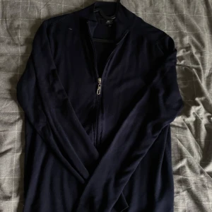 Marinblå fullzip/kofta - Marinblå fullzip/kofta från Jeff med hel dragkedja framtill och ribbade muddar. Klassisk och enkel design med lång ärm, perfekt för lager-på-lager. Snygg att slänga över en t-shirt eller skjorta för en chill look. Storlek S passar S/M mycket bra skick. 