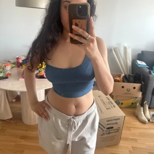 Blå topp - - helt oanvänd - har stretch  - jätteskönt material, hade nog passat så bra att ha hemma istället för en sport-bh eller bralette