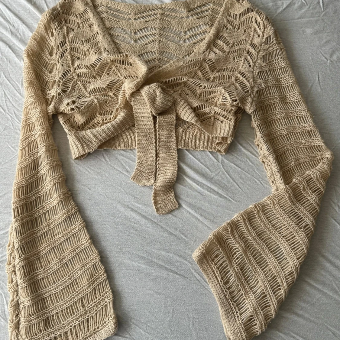 Beige stickad croppad kofta med knyt