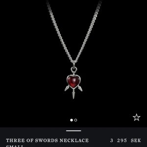 Maria Nilsdotter halsband  - Helt oanvänt Maria Nilsdotter halsband i silver som inte kommer till användning, köpt för 3295kr ❤️boxen ingår och kom gärna med prisförslag 